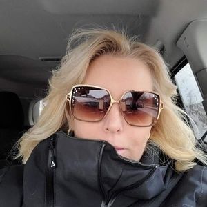 Meet your Posher, Iza